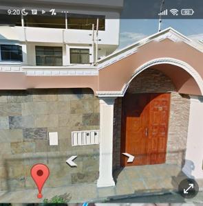 una decoración de una casa con puerta de madera en SUITE MODERNA E INDEPENDIENTE CON PARQUEO PRIVADO, en Portoviejo