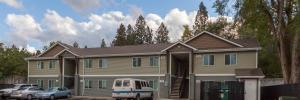 dom z furgonetką zaparkowaną przed nim w obiekcie Modern and Stylish KING bed Wifi FREE Parking w mieście Spokane Valley