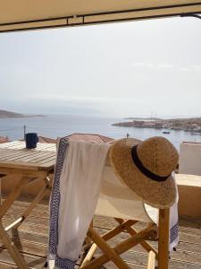 un sombrero sentado en una silla junto a una mesa en Marina Castellana Studios II, en Halki