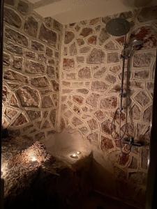 ein Zimmer mit einer Steinmauer mit Licht darauf in der Unterkunft Marina Castellana Studios II in Chalki