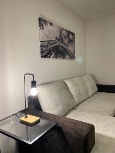 un soggiorno con divano e tavolo di Apartamentos Barbosa a Vila Nova de Foz Coa