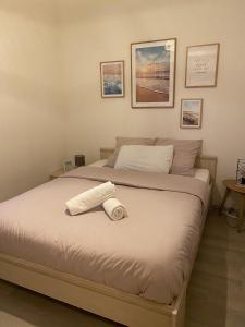 - une chambre avec un lit et 2 serviettes dans l'établissement Appartement vue mer île d'Oléron, à Saint-Trojan-les-Bains