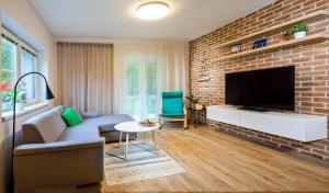uma sala de estar com uma parede de tijolos em Apartmán Vrátna em Terchová