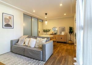 un salon avec un canapé et une table dans l'établissement ¡Hermoso Departamento en el corazón de Roma Norte!, à Mexico