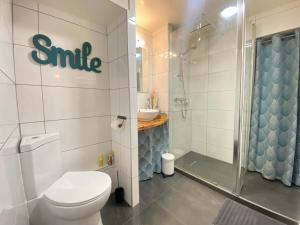 une salle de bain avec toilettes, douche et lavabo dans l'établissement La Pause de Mérimée - Jardin - Parking, à Vannes