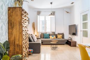 a living room with a couch and a tv at Preciosa Casa Independiente Alfalfa, Parking Optional in Seville