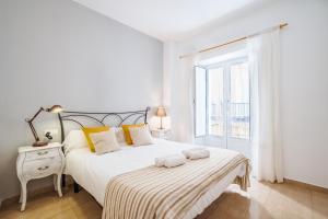 A bed or beds in a room at HomeySeville-Preciosa Casa Independiente Alfalfa, Parking Optional