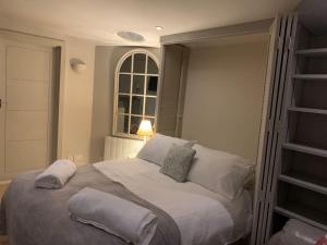 a bedroom with a large bed with two pillows on it at Log Studio near Le Manoir aux Quat’Saisons, Oxford in Great Milton