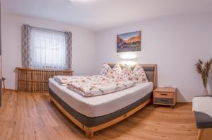 sypialnia z dużym łóżkiem w pokoju w obiekcie Koasa Appartement w mieście Scheffau am Wilden Kaiser