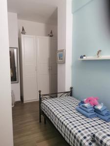 ein Schlafzimmer mit einem Bett mit einem rosa ausgestopften Tier darauf in der Unterkunft Il Mare di Delfy in Lido di Ostia