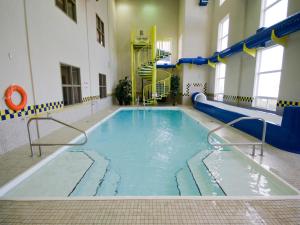 a large swimming pool in a building at Redwood Inn & Suites in Clairmont