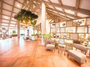 a lobby of a building with chairs and tables at Oro Verde Machala in Machala