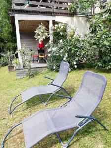 dos sillas sentadas en el césped en un patio en Meublé avec jardin au bord lac du Bourget, en Brison-Saint-Innocent