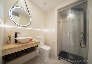 bagno con servizi igienici, lavandino e specchio di Luxury Beach home a Fuengirola