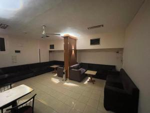 una sala de espera con sofás y mesas en una habitación en Grand Hotel Qena en Qinā