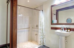 a bathroom with a shower and a sink at Hona Beach Hotel in Dominical