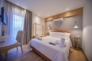 Un pat sau paturi într-o cameră la Anixi Hotel by AP