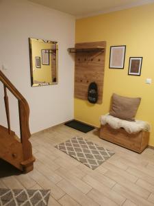 ein Wohnzimmer mit einem Stuhl und einem Spiegel in der Unterkunft Riverside Appartements in Lieserbrücke