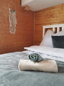 una camera con un letto e una parete in legno di Riverside Appartements a Lieserbrücke