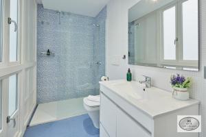 Un baño con ducha, lavabo e inodoro. en Dulce Arbolí Little Apartments, en Cádiz 29 fotos más