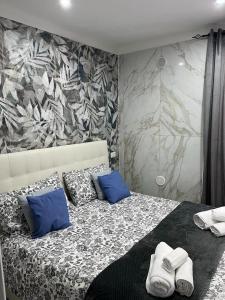 una camera da letto con un grande letto con cuscini blu di suite Nicolai 165 a Bari