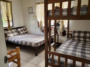 Camera con 2 letti a castello e un divano. di BE OUR GUEST #transienthome a Città di Tagbilaran