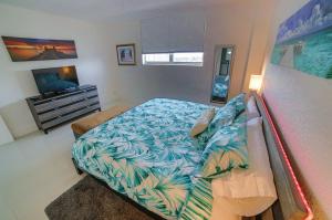 a bedroom with a bed and a television at Beautiful penthouse condo with stunning views of both ocean and city in Hollywood +24 photos