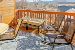 una terraza con sillas, una mesa y una mesa con sillas en Royale Retreat en Branson