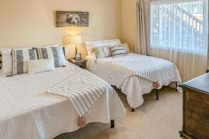 a bedroom with two beds and a window at Royale Retreat in Branson