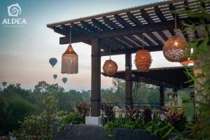 a pergola with hot air balloons in the sky at Villa Naj´Lujosa Alberca privada in San Martín de las Pirámides