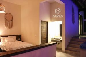 1 dormitorio con 1 cama y un cartel en la pared en Villa Naj´Lujosa Alberca privada en San Martín de las Pirámides