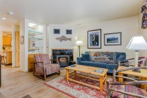uma sala de estar com um sofá azul e uma mesa em 513 Cache em Jackson
