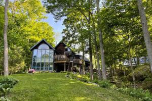 una casa nel bosco con un prato di Harbor Village House a Rockport