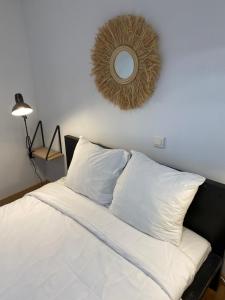 - une chambre avec un lit et un miroir mural dans l'établissement Loft Rotonde WIFI CLIM SMART TV RUE CALME, à Aix-en-Provence
