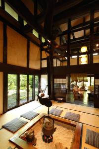 高山市にあるかつら木の郷の大きな窓付きの広い客室です。