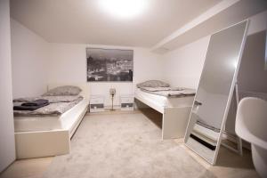 Habitación blanca con 2 camas. en 80qm - 4 rooms - privat parking - Keller-Basement - MalliBase Apartments en Hannover