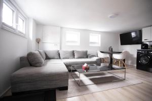 uma sala de estar com um sofá e uma mesa em 80qm - 4 rooms - privat parking - Keller-Basement - MalliBase Apartments em Hanôver