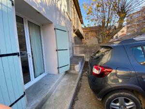 une voiture garée devant une maison dans l'établissement Loft Rotonde WIFI CLIM SMART TV RUE CALME, à Aix-en-Provence