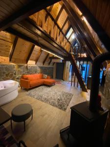 een woonkamer met een oranje bank en een tapijt bij Soore Bungalov in Ardeşen
