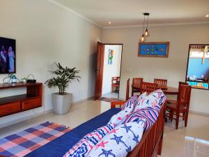 ein Wohnzimmer mit einem Sofa und einem Esszimmer in der Unterkunft Casa Aconchegante Paraty in Paraty