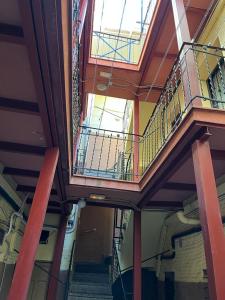 widok na schody w budynku w obiekcie Coqueto apartamento muy céntrico w Madrycie