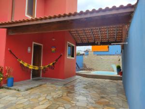 ein rotes Haus mit einer gelben Schnur. in der Unterkunft Casa Aconchegante Paraty in Paraty