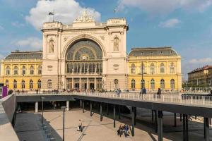 um grande edifício com uma ponte em frente em Keleti pályaudvar Train station-Home em Budapeste