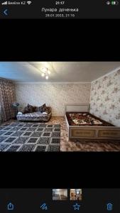 アルマトイにあるApartment on Akhmetova 10のベッドルーム1室(ベッド2台付)
