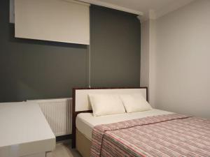 ein kleines Schlafzimmer mit 2 Betten in der Unterkunft Klimalı, 2 yatak odası 1 salon in Istanbul