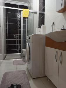 ein Badezimmer mit einem Waschbecken und einer Waschmaschine in der Unterkunft Klimalı, 2 yatak odası 1 salon in Istanbul