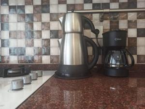 einen Wasserkocher und eine Kaffeekanne auf der Küchentheke in der Unterkunft Klimalı, 2 yatak odası 1 salon in Istanbul