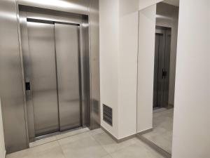 Kép Yarn - brand new - free parking - balcony with city view - Central shopping mall szállásáról Pozsonyban a galériában
