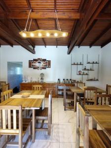 una sala da pranzo con tavoli e sedie in legno di Bahía de cimarrones a Dolores