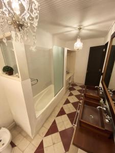 uma casa de banho com um chuveiro, um lavatório e um WC. em Chacra en Emprendimiento Tierra de Caballos em Colonia Estrella